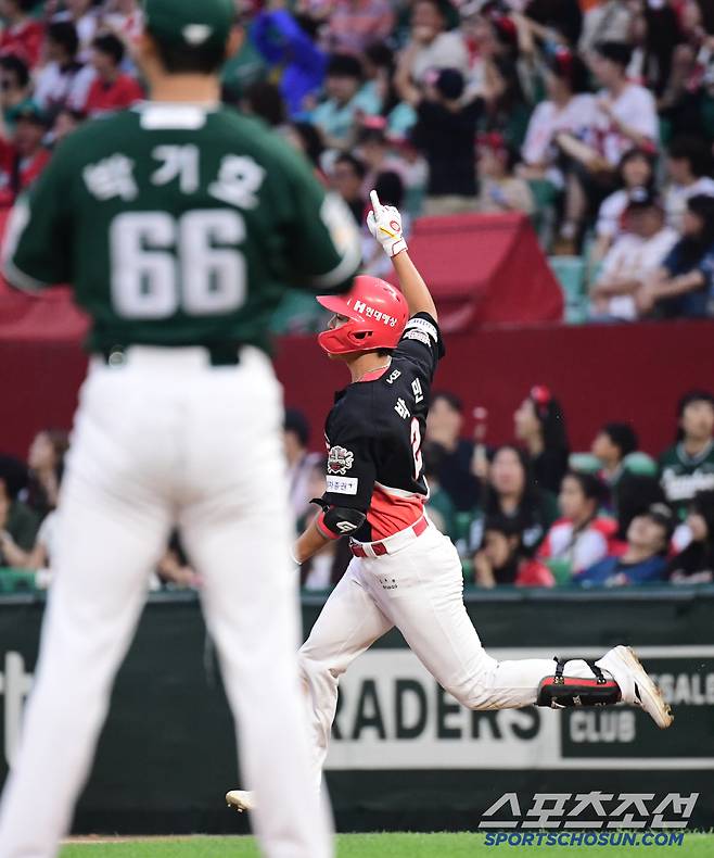 8회초 KIA 박민이 솔로홈런을 날렸다. 그라운드를 돌고 있는 박민.