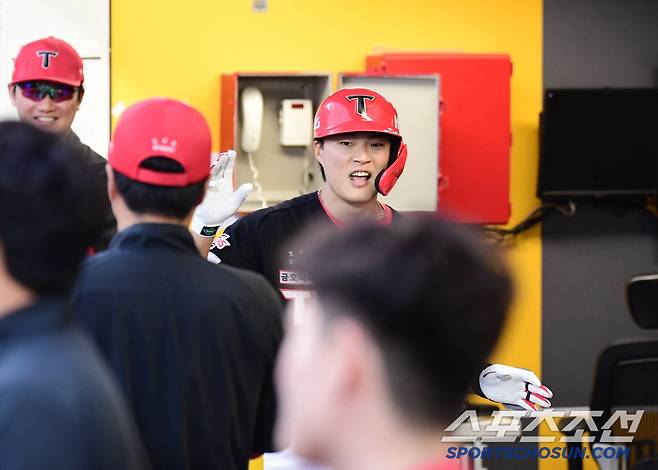 8회초 KIA 박민이 SSG 박기호를 상대로 솔로홈런을 날렸다. 득점한 박민.