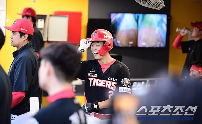 동료들 외면에 쑥스럽게 미소 짓고 있는 박민.