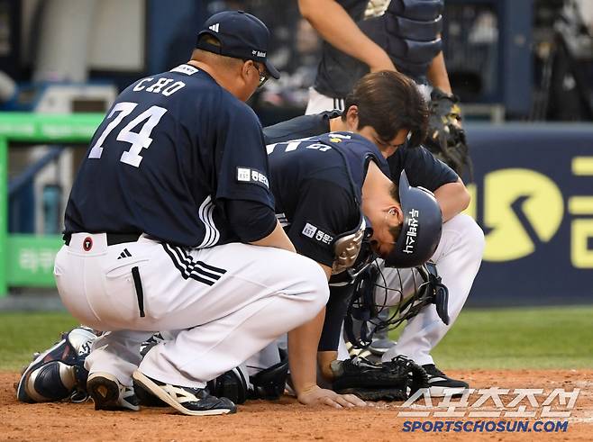 LG 박동원 파울 타구에 급소를 맞은 두산 포수 양의지는 한동안 일어나지 못했다.