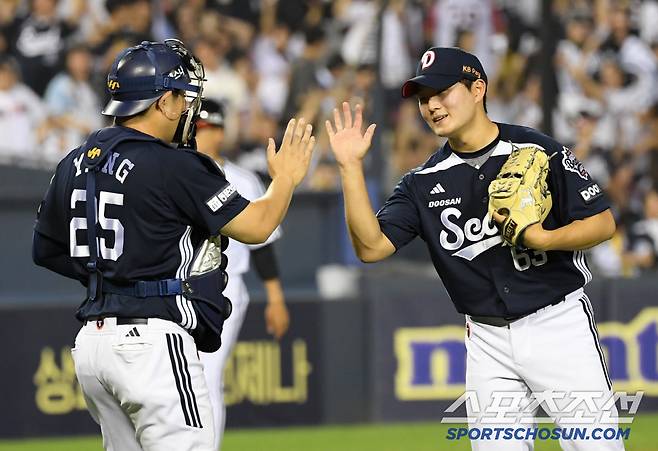 통증을 참아내고 9회까지 안방을 지킨 포수 두산 양의지가 마무리 김택연과 승리의 기쁨을 만끽하고 있다. 잠실=박재만 기자 pjm@sportschosun.com