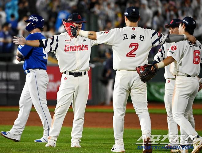 20일 부산 사직야구장에서 열린 삼성과 롯데의 경기, 롯데가 3대1로 승리하며 3연승을 달렸다. 승리의 기쁨을 나누는 롯데 선수들의 모습. 부산=허상욱 기자wook@sportschosun.com/2025.06.20/