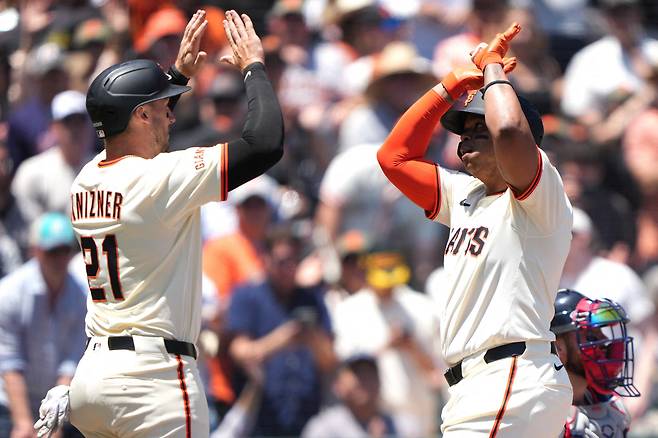 SAN FRANCISCO, CALIFORNIA - JUNE 21: Rafael Devers #16 and Andrew Knizner #21 of the San Francisco Giants celebrate after Devers hit a two-run home run against the Boston Red Sox in the bottom of the third inning at Oracle Park on June 21, 2025 in San Francisco, California.   Thearon W. Henderson/Getty Images/AFP (Photo by Thearon W. Henderson / GETTY IMAGES NORTH AMERICA / Getty Images via AFP)







<저작권자(c) 연합뉴스, 무단 전재-재배포, AI 학습 및 활용 금지>