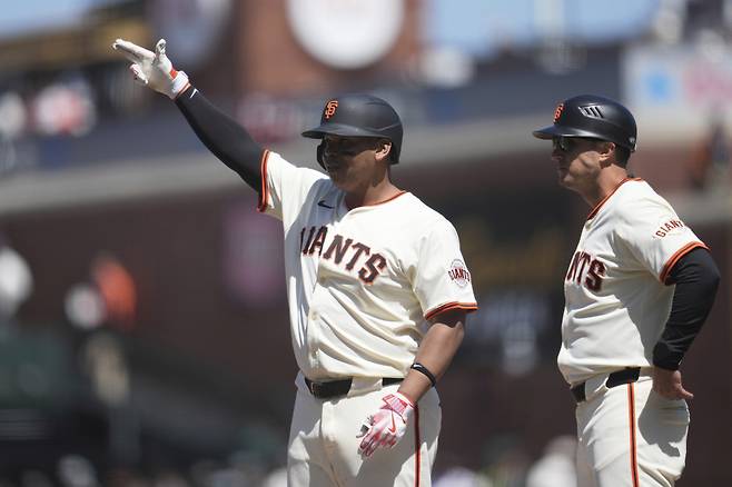 San Francisco Giants' Rafael Devers, left, gestures next to first base coach Mark Hallberg after hitting a single during the eighth inning of a baseball game against the Cleveland Guardians in San Francisco, Thursday, June 19, 2025. (AP Photo/Jeff Chiu)







<저작권자(c) 연합뉴스, 무단 전재-재배포, AI 학습 및 활용 금지>