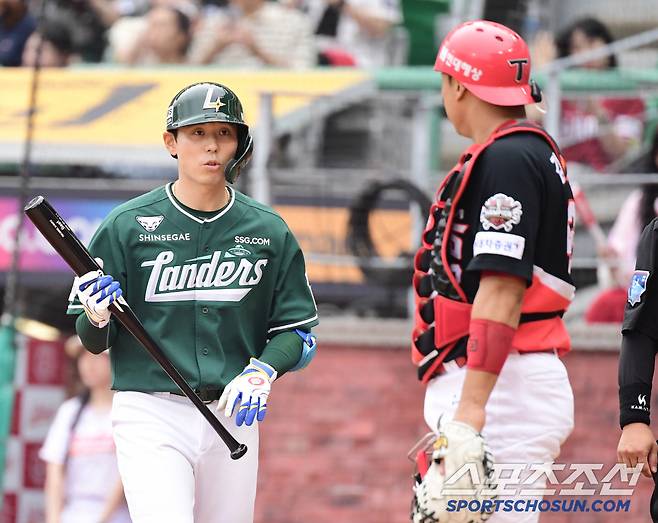 21일 인천 SSG랜더스필드에서 열린 SSG와 KIA의 경기. 1회 타석에 나서며 김태군 포수와 인사를 나누는 김성욱. 인천=송정헌 기자songs@sportschosun.com/2025.06.21/