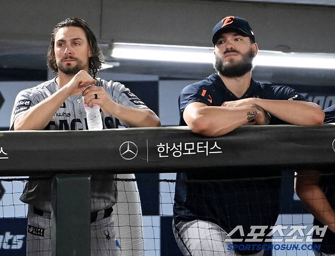 17일 부산 사직야구장에서 열린 한화와 롯데의 경기, 8이닝 3피안타 9탈삼진 무실점으로 경기를 마친 한화 와이스가 폰세와 함께 더그아웃에서 경기를 지켜보고 있다. 부산=허상욱 기자wook@sportschosun.com/2025.06.17/