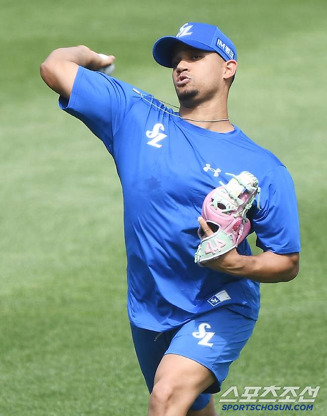 19일 대구 라이온즈파크. 삼성의 새 외국인 투수 헤르손 가라비토가 선수단에 합류해 훈련을 시작했다. 가라비토가 캐치볼을 하고 있다. 대구=정재근 기자 cjg@sportschosun.com/2025.6.19/