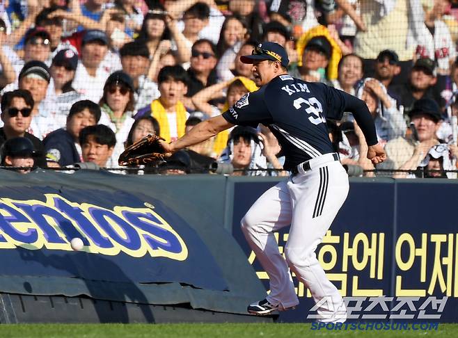 22일 잠실구장에서 열린 LG 트윈스와 두산 베어스의 경기. 1회말 1사 만루 LG 구본혁 타구를 두산 좌익수 김재환이 포구에 실패하고 있다. 잠실=박재만 기자 pjm@sportschosun.com/2025.06.22/