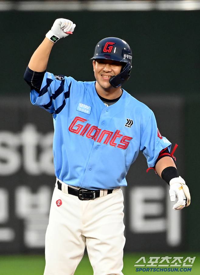 22일 부산 사직야구장에서 열린 삼성과 롯데의 경기, 7회말 1사 만루 롯데 김민성이 역전 3타점 2루타를 치고 있다. 부산=허상욱 기자wook@sportschosun.com/2025.06.22/