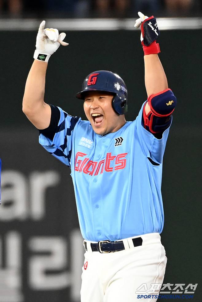 22일 부산 사직야구장에서 열린 삼성과 롯데의 경기, 7회말 2사 3루 롯데 유강남이 1타점 2루타를 치고 환호하고 있다. 부산=허상욱 기자wook@sportschosun.com/2025.06.22/