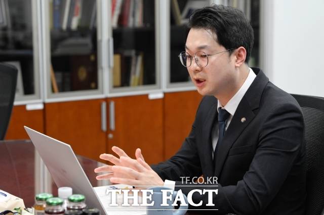 새 정부 출범까지의 여정은 험난했다. 대선 기간 김 의원은 가짜뉴스 대응 브리핑을 담당하며 또 다른 전장에서 싸웠다. 하루에 접수되는 제보만 2천에서 3천 건. 20여 명의 변호사들과 협업해 거의 매일 브리핑을 진행했다. /남용희 기자