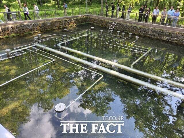 지난 16일 <더팩트> 취재진은 농심 '백산수'의 수원지 중국 이도백하 내두천을 방문했다. 사진 속 둥근 기둥들은 내두천에서 샘솟는 물을 공장으로 운반하는 파이프 모습 /이도백하=우지수 기자