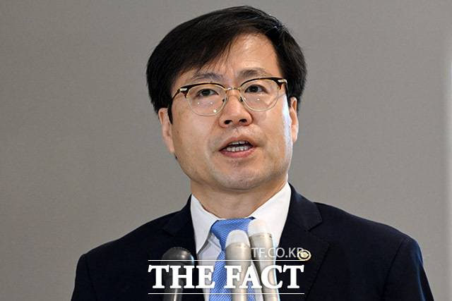 여한구 산업통상자원부 통상교섭본부장이 22일 오전 인천국제공항 제2터미널을 통해 미국 워싱턴 D.C로 출국하기 전 취재진의 질문에 답하고 있다. /인천국제공항=남용희 기자