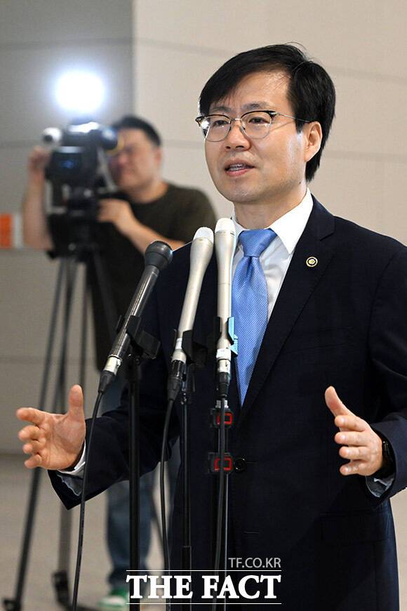 미국 워싱턴 D.C로 출국하기 전 취재진의 질문에 답하는 여 본부장.