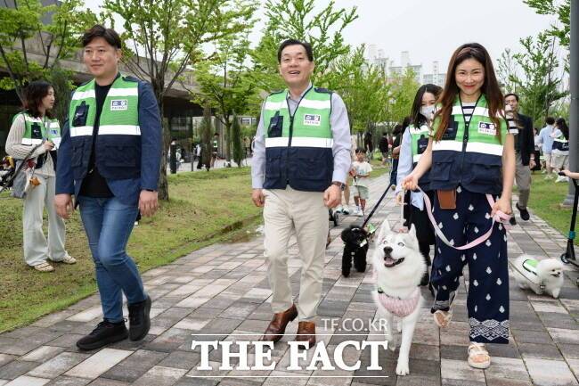이재준 수원시장이 21일 복합문화공간 111CM에서 열린 반려동물 순찰대 발대식에 참가해 순찰대와 함께 걷고 있다./수원시