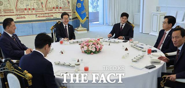 여야 지도부 만나 오찬하는 이 대통령. /뉴시스