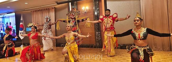 지난 9일 스리랑카 메가로드쇼에서 스리랑카 전통 춤을 선보였다.&nbsp;