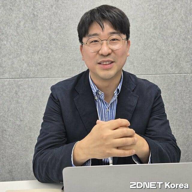 김 팀장이 지디넷코리아와 인터뷰를 하고 있다. 김 팀장은 ”화이트해커라는 말이 멋있게 들릴 수 있지만, 그 본질은 끊임없는 도전, 실패, 그리고 학습의 반복이다”고 말했다.
