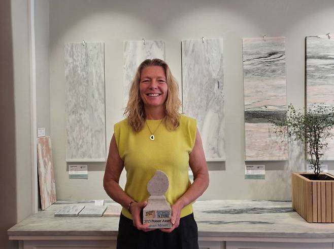 수잔 모서 파우스케마블 대표이사가 19일(현지시간) 미국 천연석 협회가 수여한 상을 들고 포즈를 취하고 있다. 이현주 기자