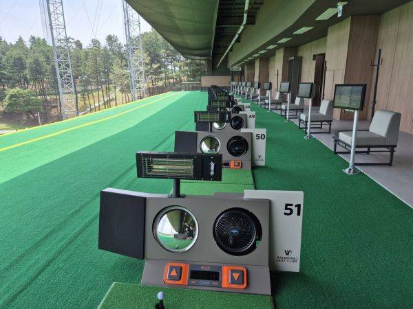 타석에 탄도 추적 분석기 '탑트레이서'가 모두 설치돼 있다. 타석에 서서 바라본 모습. 이민지 기자.