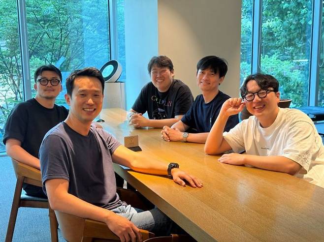 김광국 이사(왼쪽부터), 김정훈 대표, 박상욱 엔지니어, 구승모 엔지니어, 최준회 대표 등 터네이셔스 팀원들이 기념 사진을 찍고 있다. 터네이셔스