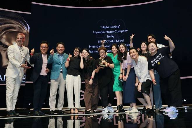 이노션이 세계 최고의 권위의 국제광고제 '칸 라이언즈'에서 최고상에 해당하는 '그랑프리'를 2년 연속 수상했다고 22일 밝혔다. 칸 그랑프리 단체 컷. [사진제공=이노션]