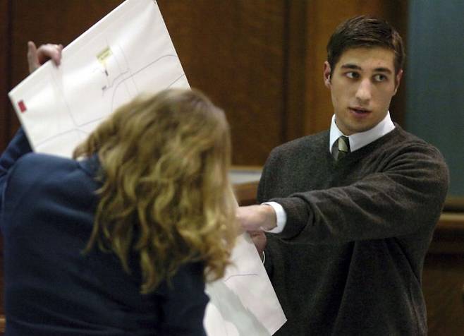 변호인이 라이언 퍼거슨(오른쪽)에게 2005년 10월20일 미주리주 컬럼비아의 분 카운티 법원에서 열린 재판에서 살해사건이 일어난 날 밤 그의 운전 경로에 대해 질문하고 있다. AP 연합뉴스