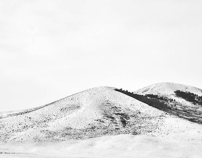 몽골 중부 지역. 눈이 내린 후 소박한 모습의 산. 건조한 날씨 탓인지 몽골의 눈은 우리의 싸락눈 같았다. 2015년 /사진가 도재홍