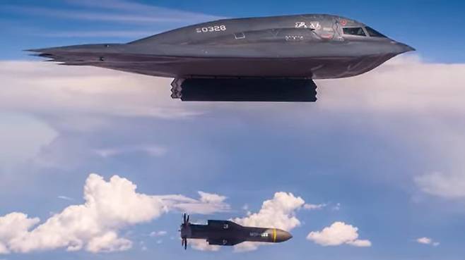 미 공군의 B-2 스텔스 폭격기가 벙커버스터(GBU-57)를 투하하는 장면. /미 공군