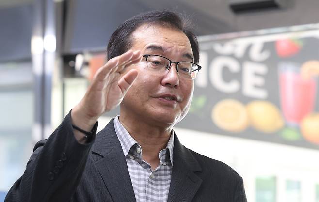 채상병 순직사건 외압 의혹을 수사하는 이명현 특별검사가 22일 오전 서울 서초구 서초동 사무실로 출근하며 취재진의 질문에 답변하고 있다./뉴시스