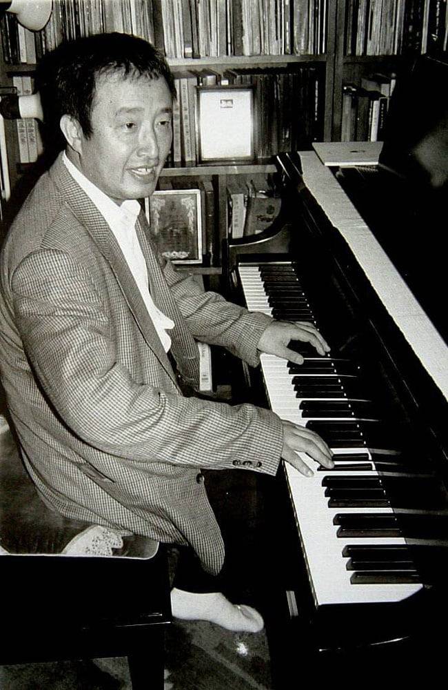 피아노를 치는 백남준. 그가 마지막으로 연주한 곡은 '황성옛터'였다. /조선일보DB