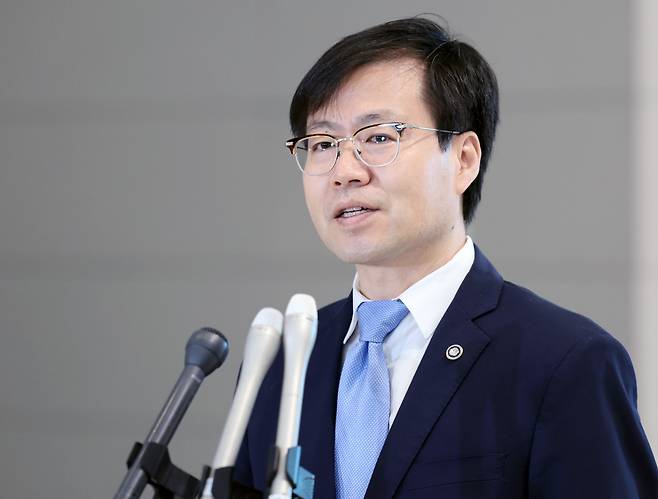 여한구 산업통상자원부 통상교섭본부장이 22일 인천국제공항 제2터미널 출국장에서 출국전 취재진 질문에 답하고 있다. /연합뉴스