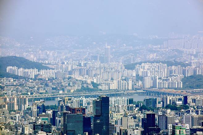 경기도 성남시 청계산 매바위에서 바라본 서울 강남구(아래)와 한강 이북 아파트 단지. /연합뉴스