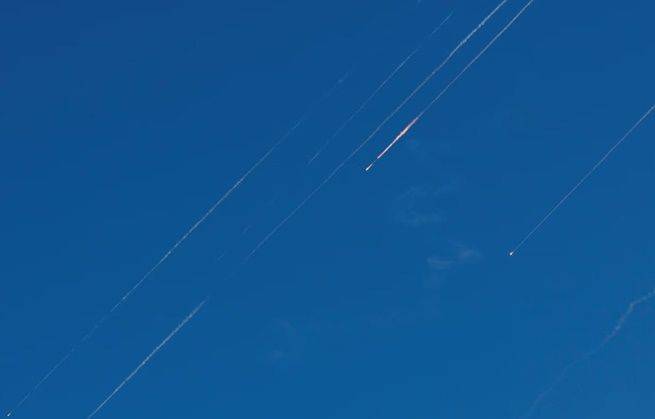 미국의 이란 핵시설 공습 이후 이란이 22일(현지시간) 이스라엘을 겨냥해 처음 발사한 미사일이 이스라엘을 향해 날아가고 있다. ⓒ 로이터/연합뉴스