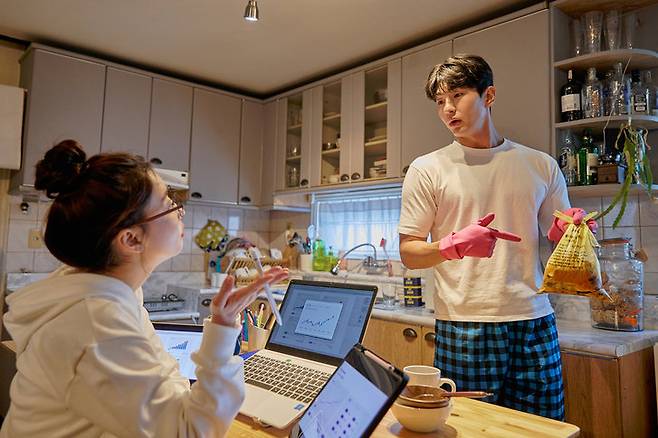 배우자에게 화, 짜증 등 부정적 감정을 표현할 땐 이를 상쇄하기 위해 다섯 번 화해의 제스처를 취해야 한다. 불쑥 말을 거칠게 꺼내기 전에 이 점을 떠올리면 좀 더 온화한 태도로 임할 수 있을 것이다. 게티이미지