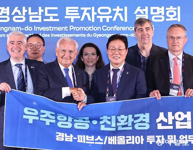 19일 오전(현지시간) 프랑스 파리 인터컨티넨탈 호텔에서 열린 경상남도 투자유치설명회에서 장피에르 라파랭 전 프랑스 총리(왼쪽에서 두번째)와 박완수 경남도지사(왼쪽에서 세번쩨) 등 참석자들이 기념 촬영을 하고 있다.