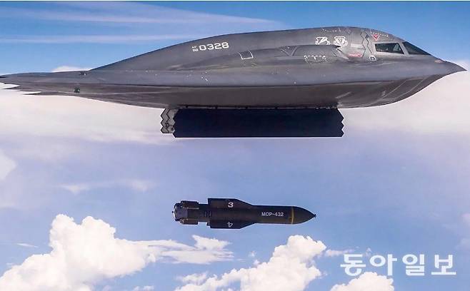 B-2 스텔스 폭격기의 벙커버스터(GBU-57) 투하 훈련 모습. 동아일보 DB
