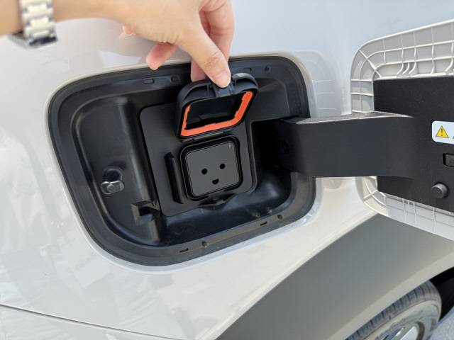 넥쏘 측면부 뒷쪽에 적용된 실외 V2L.