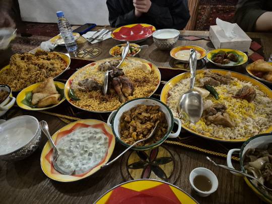 사우디아라비아의 한 식당에서 주문한 전통 음식들이 식탁 위에 가득 차려져 있다. 사진=강승구 기자