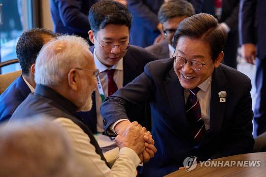 이재명 대통령과 나렌드라 모디 인도 총리가 지난 17일(현지시간) 캐나다 앨버타주 캐내내스키스 주요 7개국(G7) 정상회의장에서 정상회담 중 손을 잡고 있다. 연합뉴스