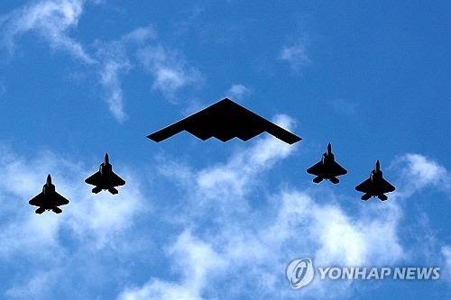 미군에서 운용 중인 B-2 스텔스 폭격기(가운데)와 F-35 전투기  [로이터 연합뉴스 자료사진]
