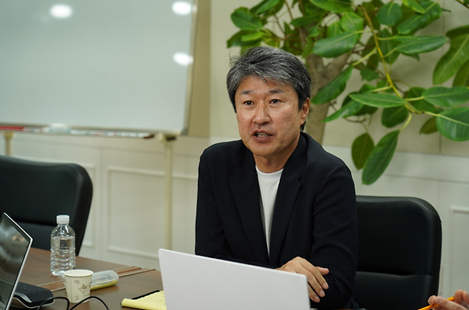 송호준 에코프로 대표가 최근 지주사 직원들을 대상으로 온라인 경영 설명회를 하고 있다. (사진=에코프로)