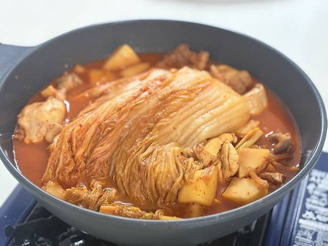 김치닭도리탕 먹으면서 수원경기보기