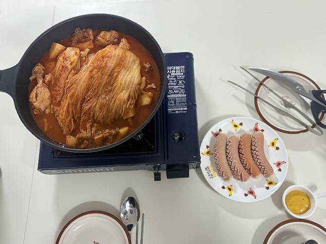 김치닭도리탕 먹으면서 수원경기보기