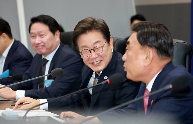 이재명 대통령이 20일 유에코(UECO)에서 열린 AI글로벌 협력 기업 간담회에서 김두겸 울산시장의 발언을 듣고 있다. 뉴시스