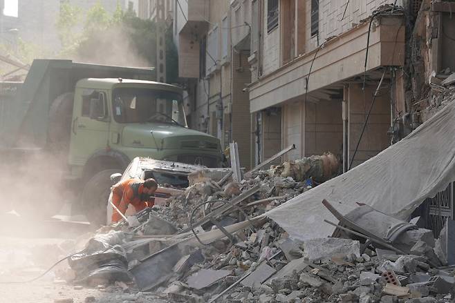 워싱턴포스트, AP 통신 등 외신에 따르면 지난 13일(현지시간) 이른 새벽 시작된 이스라엘의 공습은 이란의 핵 시설, 방공망, 군사 목표물을 집중 타격했는데 지난 14일 펼쳐진 공격은 한 단계 더 나아가 이란 경제에 필수적인 에너지 산업까지 겨냥했다. 사진은 지난 13일 이란 테헤란에 이스라엘 공습으로 파손된 건물 잔해 모습. 뉴시스