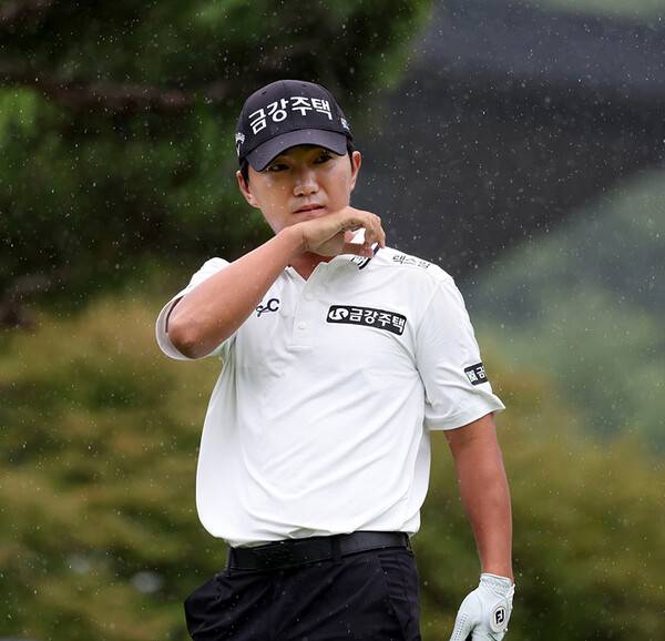 2025년 한국프로골프(KPGA) 투어 제68회 KPGA 선수권대회 우승 경쟁에 뛰어든 옥태훈 프로가 3라운드에서 경기하는 모습이다. 사진제공=KPGA