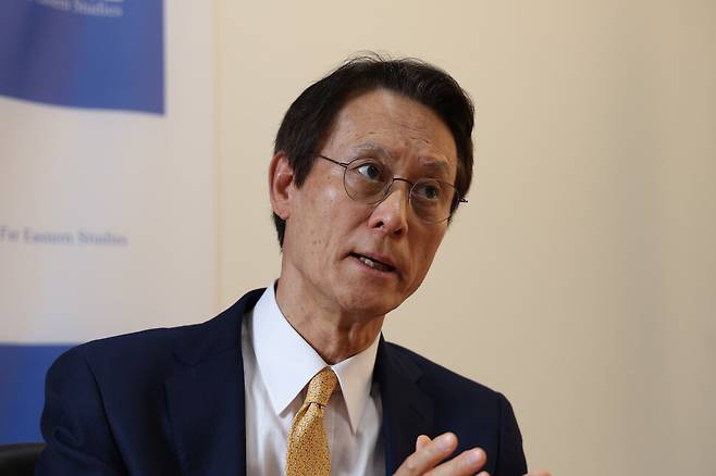 이수훈 전 주일대사가 17일 오후 서울 종로구 경남대 극동문제연구소에서 한겨레와 인터뷰하고 있다. 김영원 기자 forever@hani.co.kr