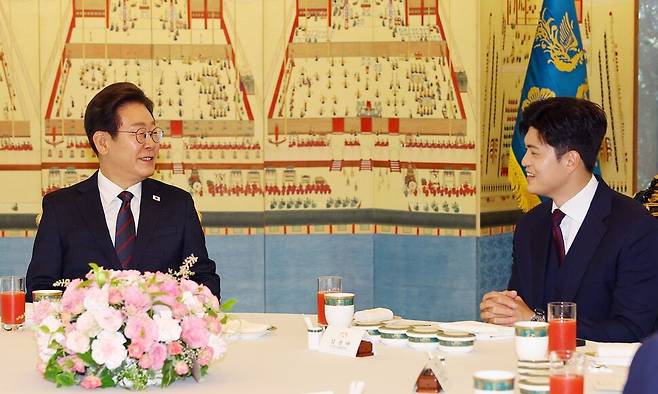 이재명 대통령이 22일 서울 한남동 관저에서 열린 여야 지도부와의 오찬에서 국민의힘 김용태 비상대책위원장과 대화하고 있다. 대통령실사진기자단