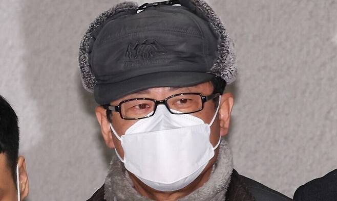 노상원 전 정보사령관이 지난해 12월24일 아침 서울 은평구 서울 서부경찰서에서 서울중앙지검으로 송치되고 있다. 김영원 기자 forever@hani.co.kr